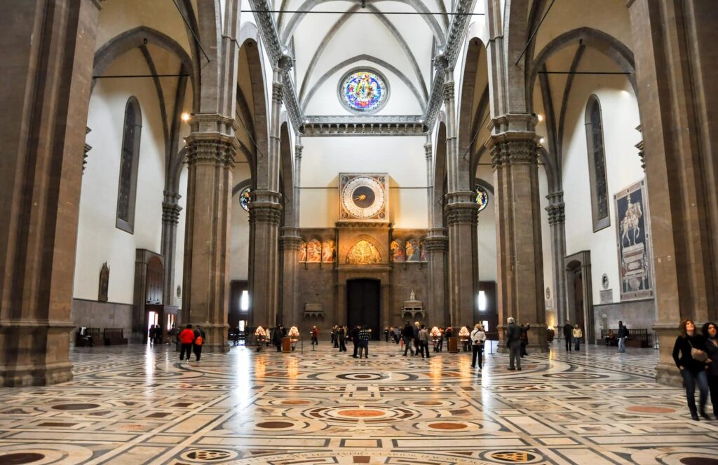 visitatori interno duomo
